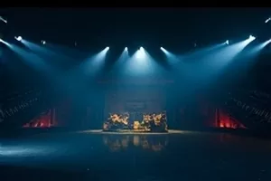 《长河渡口》夜班码头场景，雨幕中的货船与岸边灯带
