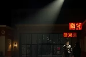 《雾港列车》夜班调度室的冷蓝灯光与窗外货列