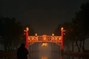 《白露未晞》老式照相馆橱窗，玻璃上贴着褪色样片