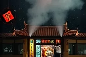 《半城灯火》夜里连片居民楼的暖黄窗光
