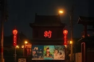 《沙丘下的渠》戈壁灌渠旁的测量杆与远山